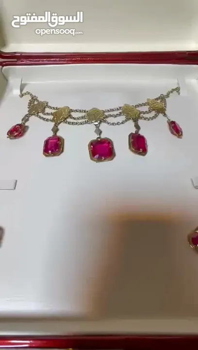 Old ruby ​​stone حجر الياقوت القديم