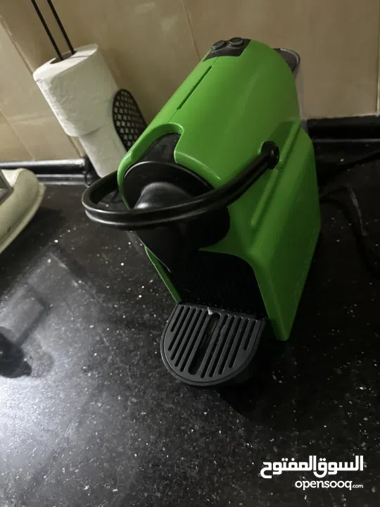 الماكينة هي Nespresso Inissia (نسبريسو إنيسيا)