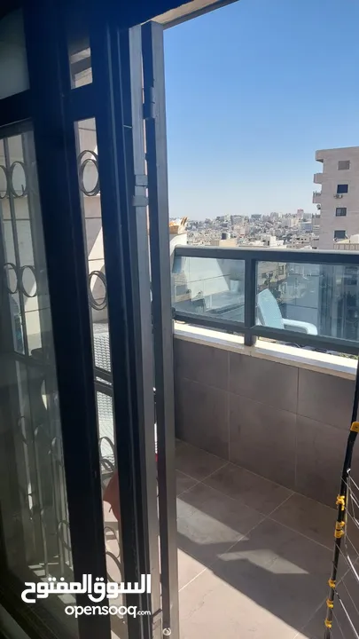 شقة شبه مفروشة تشطيب ديلوكس موقع مميز