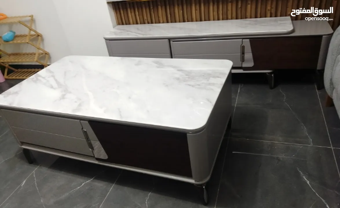 مزنون مع طاوله وسط فاخر جرانيت شبه جديد