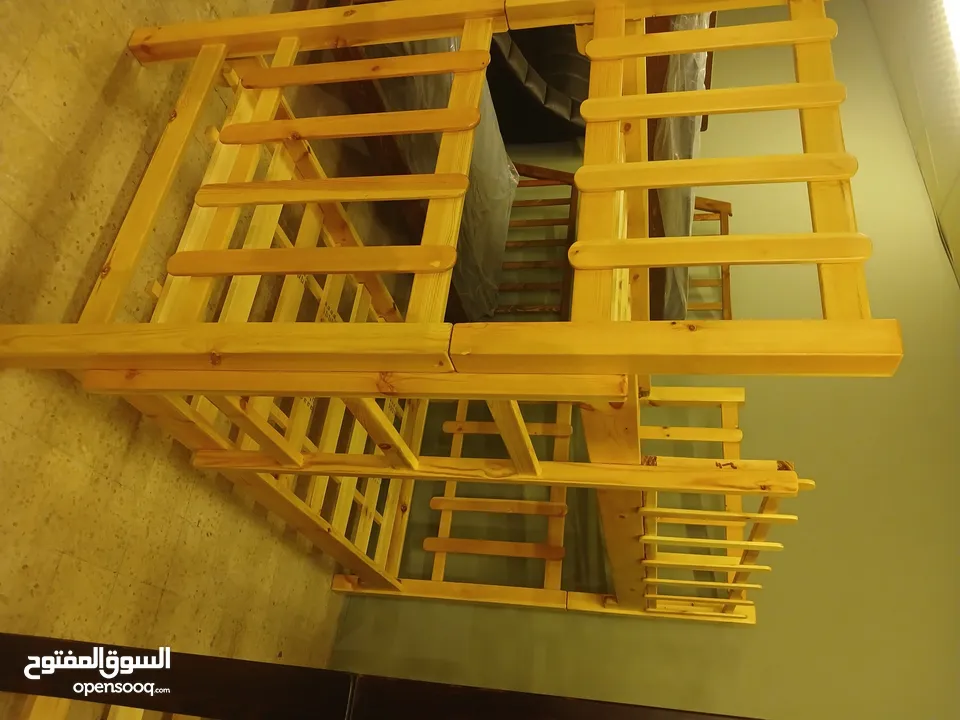 تخوت طابقين مع تخت اضافي من الأسفل مع درج وجوارير وارفف من وسط التخت سرير شبابي وأسرة سرير