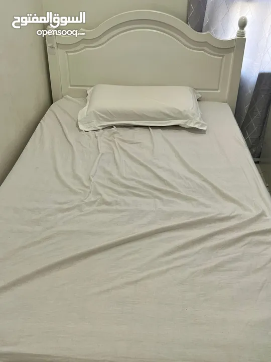 سرير للبيع