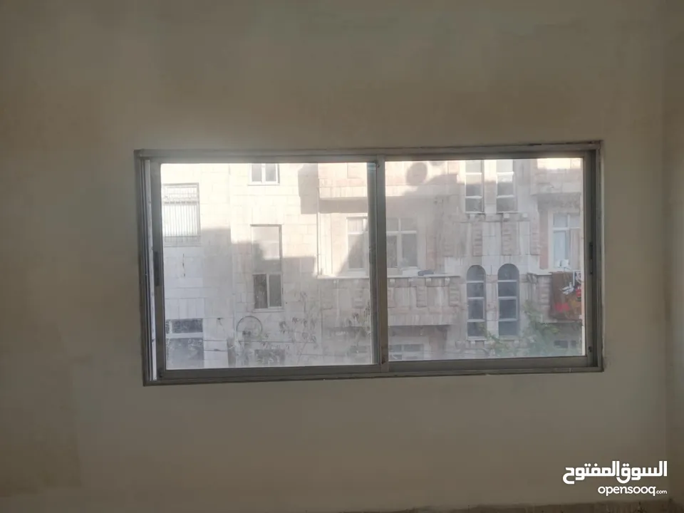 شقة للبيع بسعر مغري حي الحسين
