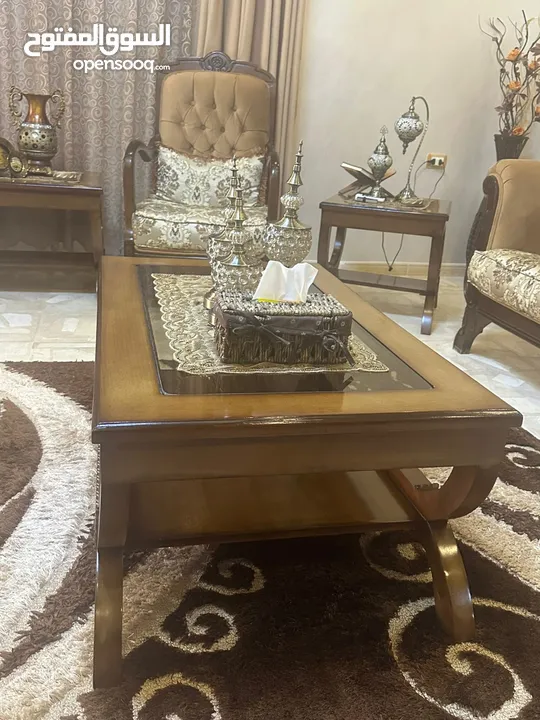طقم كنب 9 مقاعد + طقم طاولات وسط