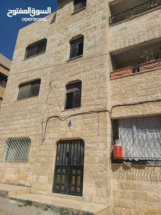 شقة طابق شبه ارضي للبيع العاجل بسبب السفر موقع مميز جدا قريب من كل  الخدمات
