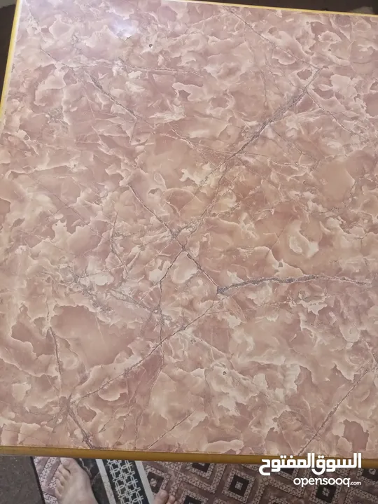 طاوله بحالة الوكاله وصوبة غاز شغاله وكيزر غير معروف عطله للبيع