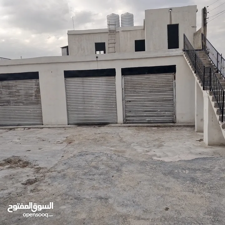 مخازن صناعات خفيفة عدد2 بالإضافة إلى  غرف خدمات عدد2