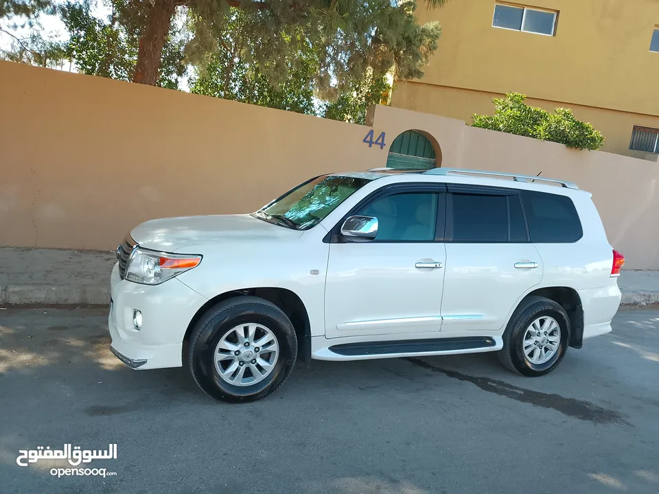 للبيع تويوتا لاندكروزر موديل 2008 محول كامل 2018  كامل متور V8بسعر مغري 24000