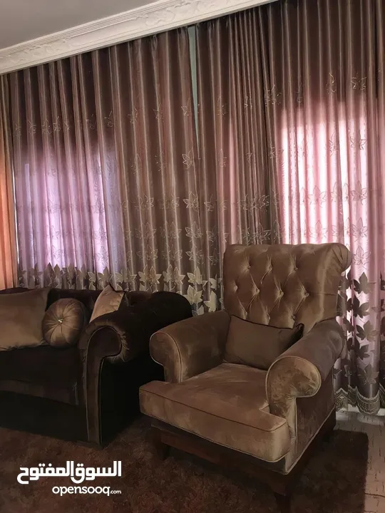 طقم كنب 8 مقاعد وكل ما في الصورة للبيع ايضاً