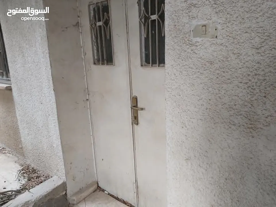 عمارة 4 طوابق للبيع في حي نزال على دونم ارض تحتوي 8 شقق وروف من المالك