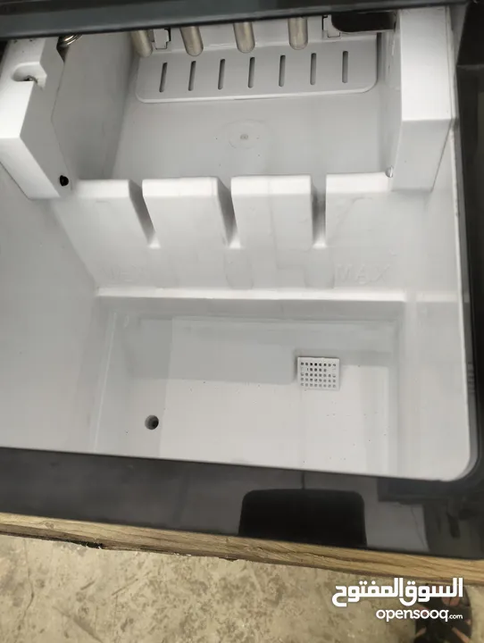 للبيع ice maker بحالة ممتازة جدا ماركة ناشيونال وسريعة التحضير تستخدم في البيوت والمطاعم والكافيهات.
