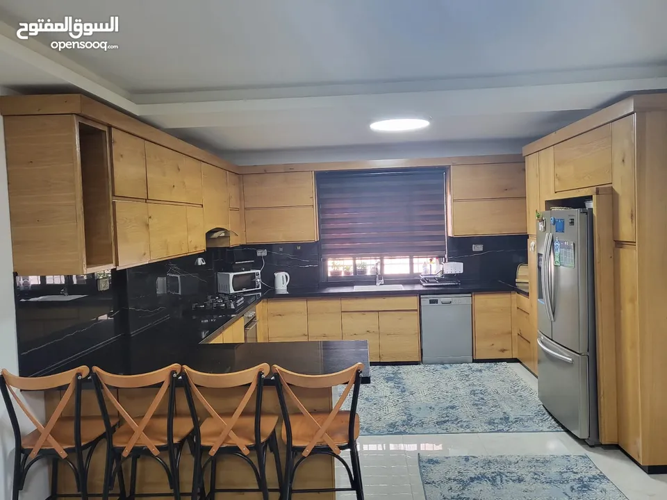 شقة 205 متر طابق اول بالقرب من كوكاكولا (نزول مخماس) مميزة جدا