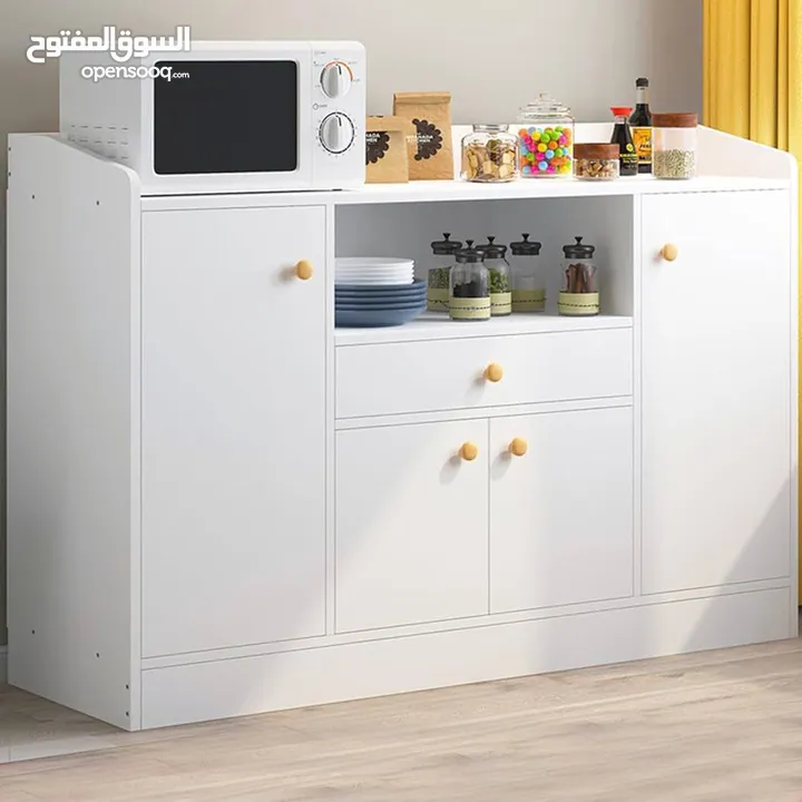 خزانة عملية مع مقابض خشبية بسيطة وأنيقة  تصميمها يجمع بين المساحات المغلقة والرفوف المفتوحة لسهولة