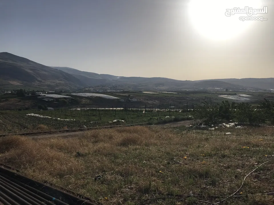 ارض للبيع في النصارية مطلة على جميع الجهات ما بسكر عليها حدا وصحية واصل مياه وكهرباء مع جدار جنوبي