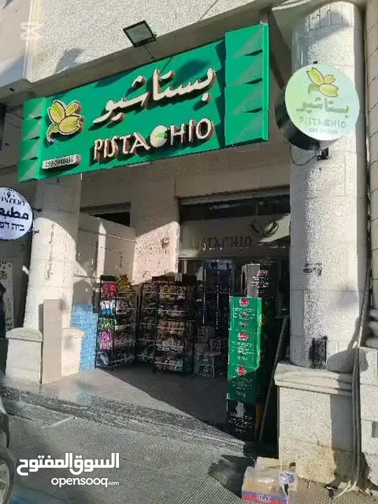 محل عروض وشوكولاتة للبيع في وسط البلد بجانب البنك العربي
