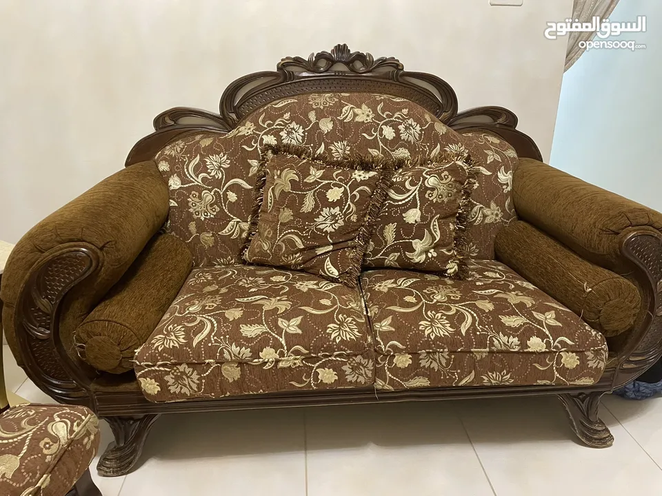 طقمين كنب للبيع بحالة ممتازة جدا للبيع بسبب ضيق المساحة