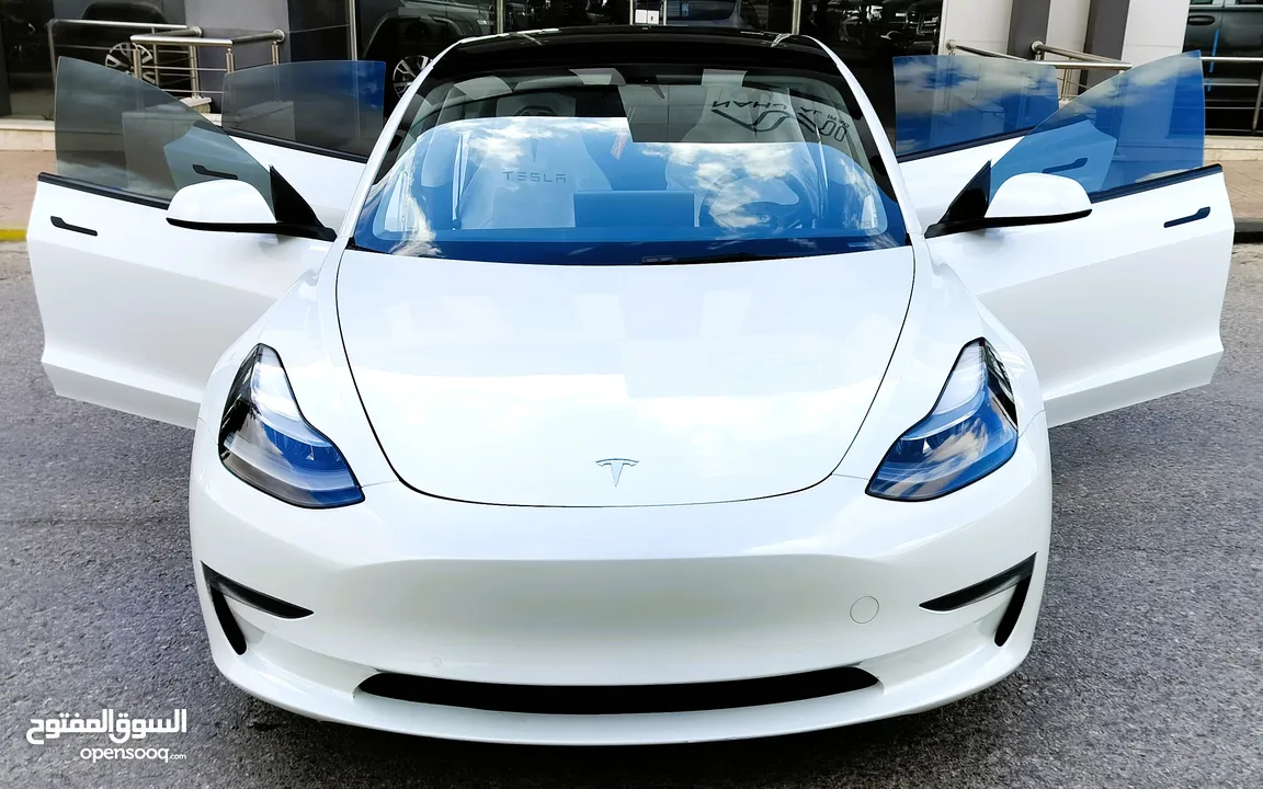 تيسلا 2022 model 3 بحالة الوكالة فحص كامل اوتوسكور +B لون مميز في الحرة للبيع بسعر لقطة ومحرووووق