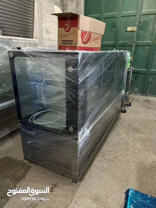 عدة محل  كاملة مع طاولات وكراسي للبيع