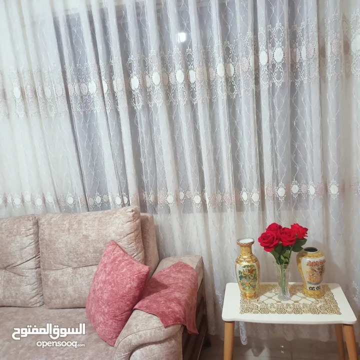 يصلح لعرسان طقم كورنر للبيع بداعي السفر مع طاولات جانبية وطاولة وسط وبرداية تفصييييل وليس تجاري