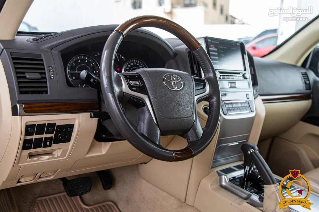 Toyota Land Cruiser 2017 Gx-r V8  السيارة بحالة الوكالة و قطعت مسافة 80,000 كم