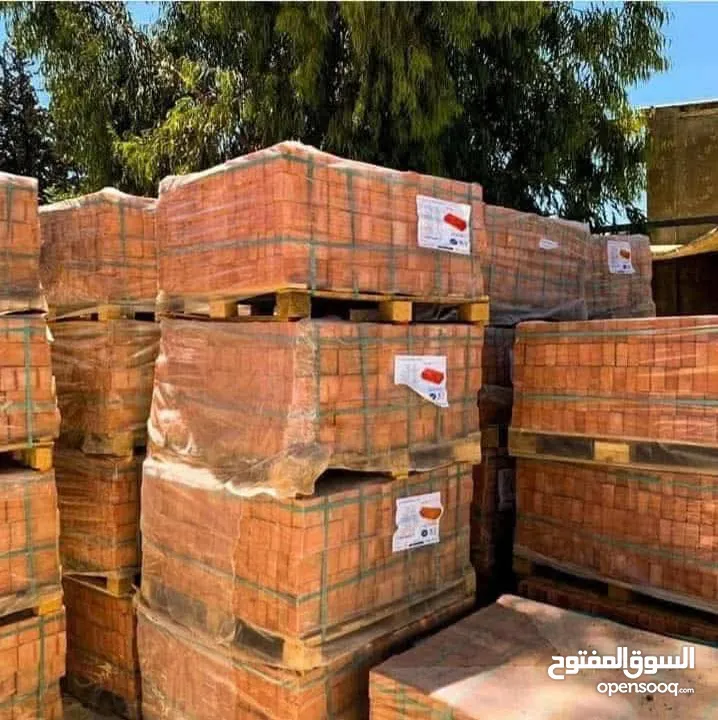 قلاب مع عمال للهدد وإزالة الطمم ونقل  كافة مواد البناء طوب اسمنت ناعمه عدسيه رمل وجميع مواد البناء