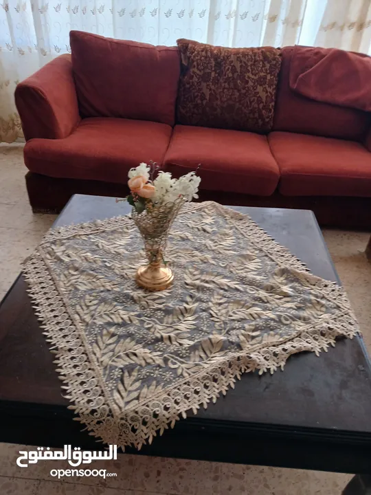 كنب وطاولة