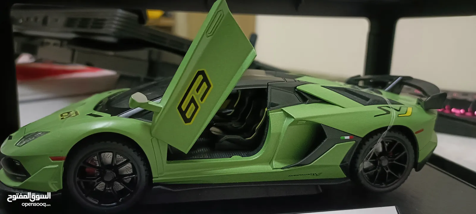 Lamborghini and G class car figures realistic cars