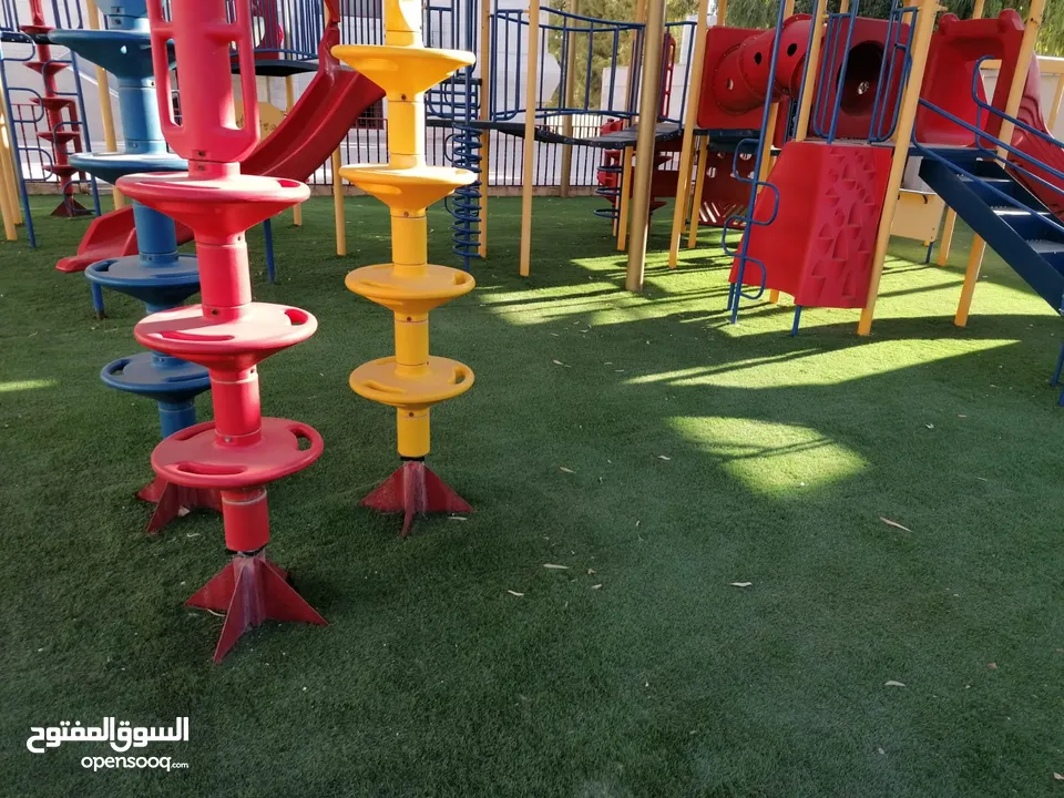 عشب صناعي (ترتان) وأشجار و ورد صناعي