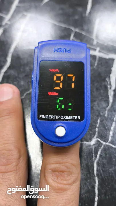 جهاز oximeter لقياس مستوى الاوكسجين في الدم و قياس عدد النبضات في الدقيقة