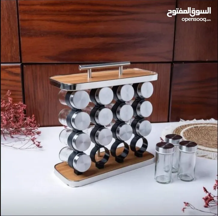 ستاند توابل خشبي بـ 16 برطمان – لمطبخ أنيق ومرتب! الستاند مصنوع من خشب راقٍ مع حواف ومقبض من الستانل