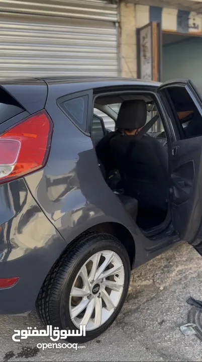سياره فرد فيستا بصلات عنبي السياره