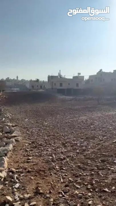 قطعة أرض مستوية مميزة قُرب بيت ساحور و تبعد 7 دقائق عن مزموريا قُرابة الدونمين ( 1940 م2 ) منطقة أ