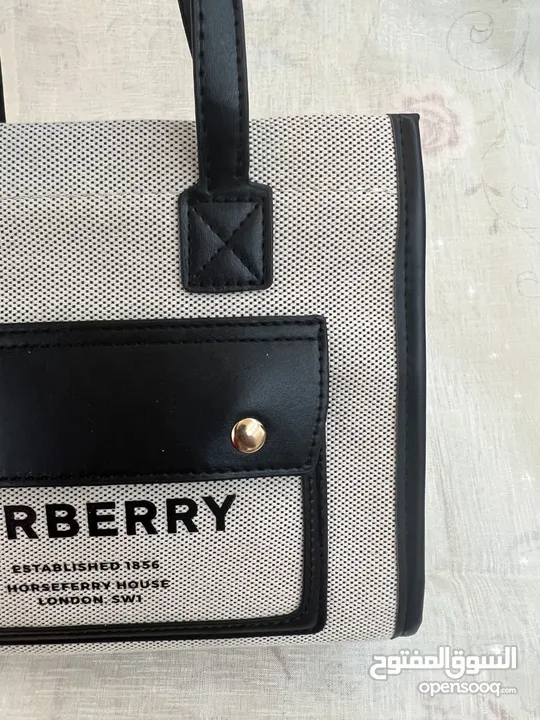 للبيع شنطة فاخرة من ماركة بربري Burberry ابيض في اسود