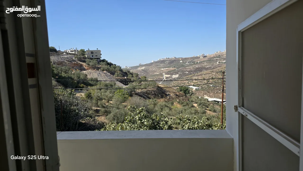 يتوفر لدينا شقة مع سطح مع جنانه للبيع اول قرية تل قبل المجلس القروي