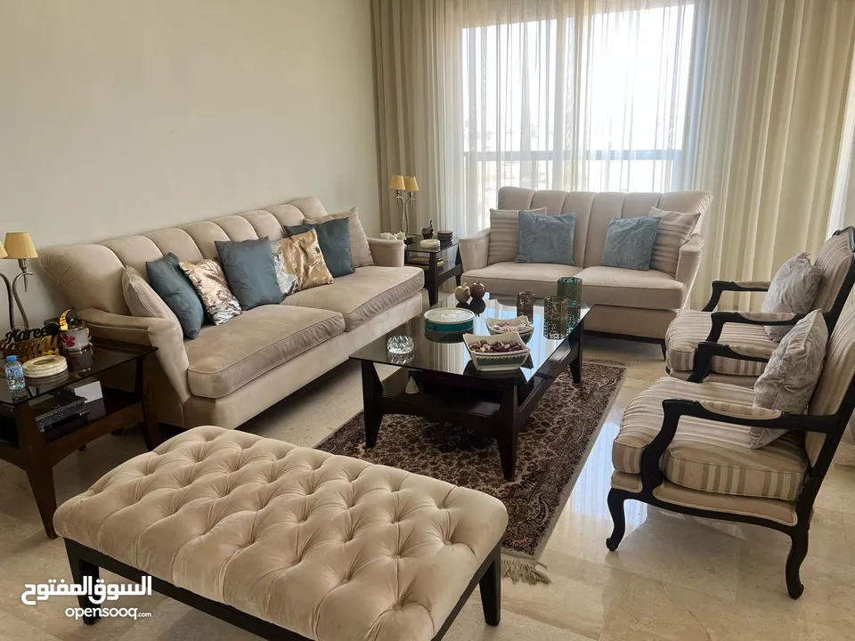 طقم كنب صالون بحالة ممتازة مع طاولات وسط و جانبيتين للبيع