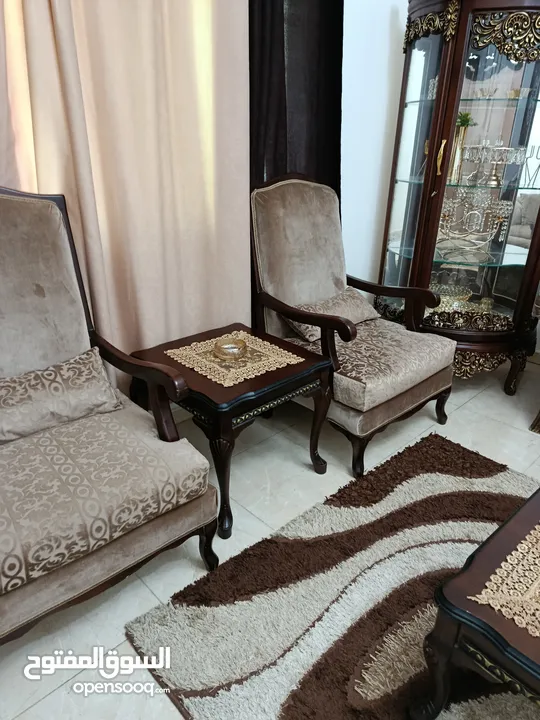 غرفه ضيوف جديده بحالة الوكاله و مميزه ...  لون رائع و خشب ثقيل  .... بسعر لقطه