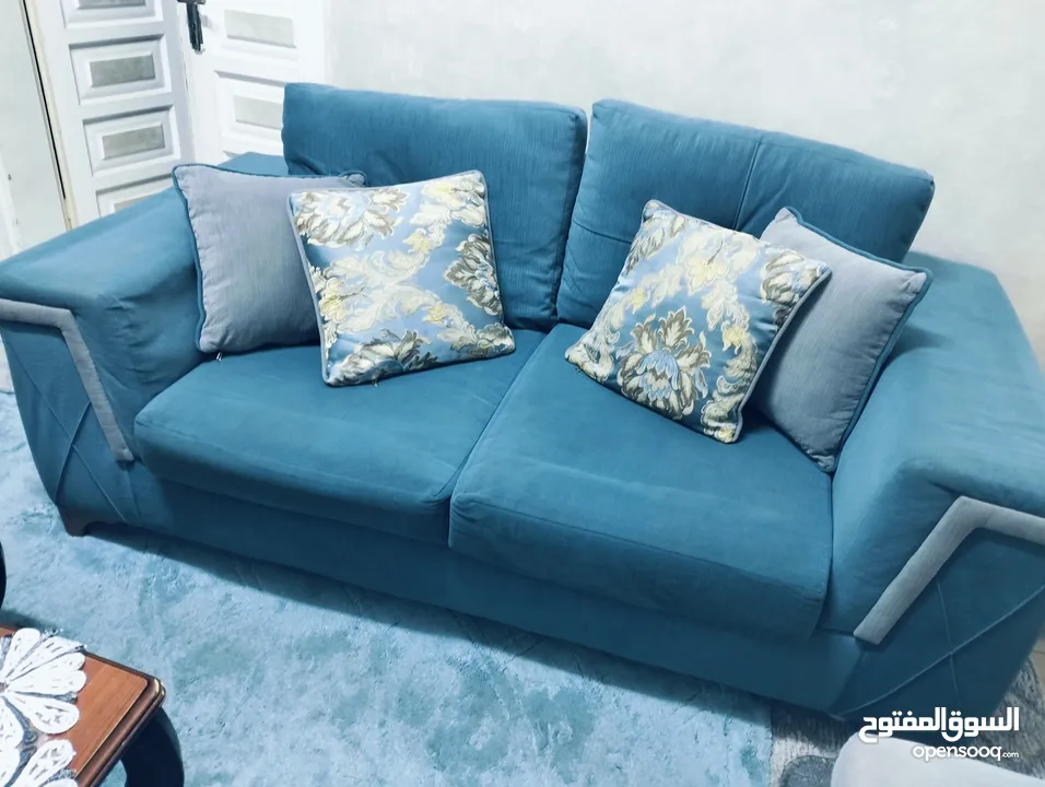 طقم كنب بحالة جيدة للبيع بسعر مغري