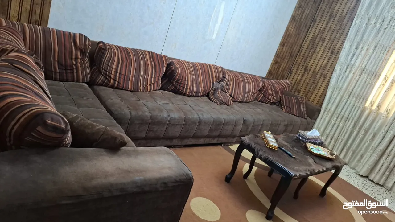 كورنر L وسجادة وطاولة وسط ومكيف وثريا
