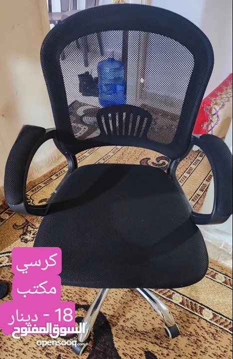 مكتب دراسي مع كرسي وكومدينه ومراي ومنظم مكياج ومراي دائري للاكسسوارت للبيع المستعجل