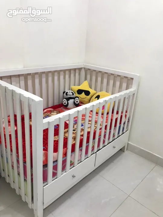 سرير اطفال خشب ماليزي استخدام بسيط السعر 120 الف ريال يمني