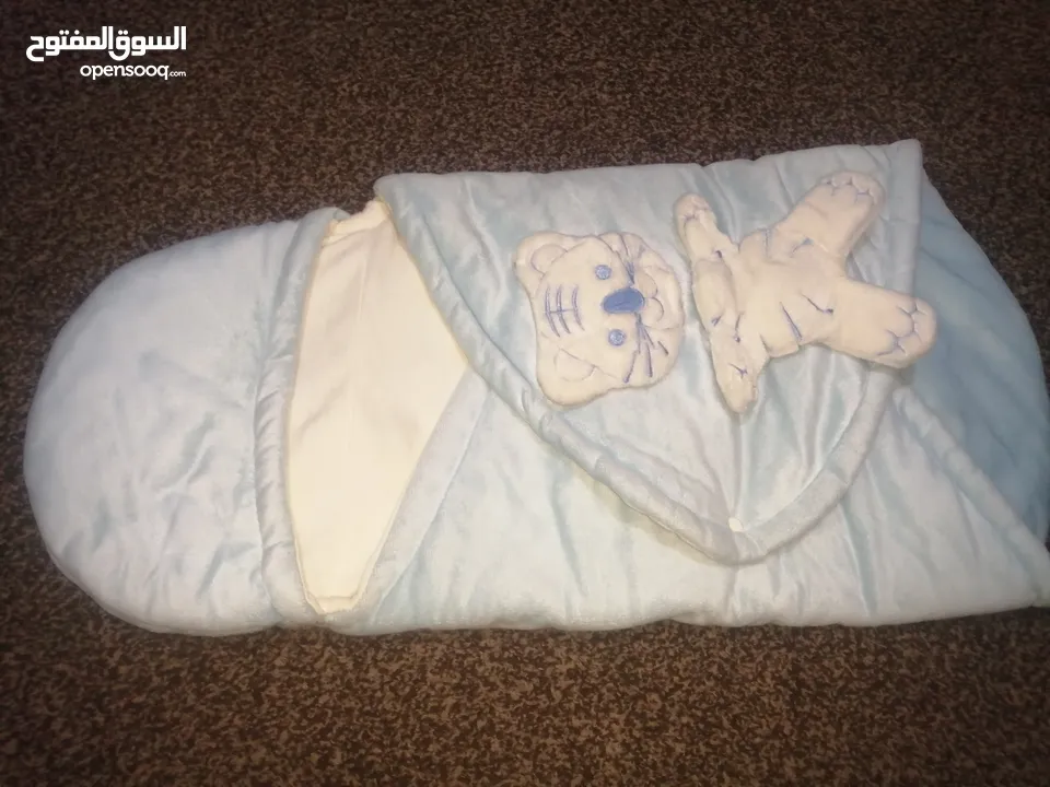فستان بناتي قطعتين استعمال مره واحدة مع كندرة استعمال مرة حماله بيبي كوتات شبه جديد