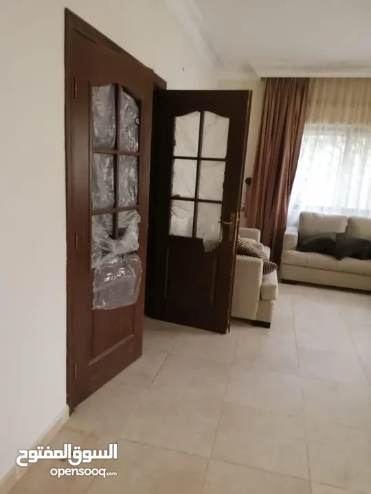 بيت مستقل في ضاحية الرشيد مكون من طابقين منفصلين بناء قديم بحاجة الى تجديدمساحة الارض 395 البناء 350
