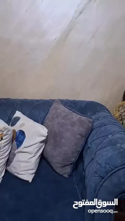 طقمين كنب زان بحاله ممتازه وطقم سفره مع ملحقاتها للبيع
