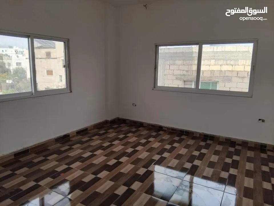 شقة طابقية جديدة ومميزة للإيجار في سحاب