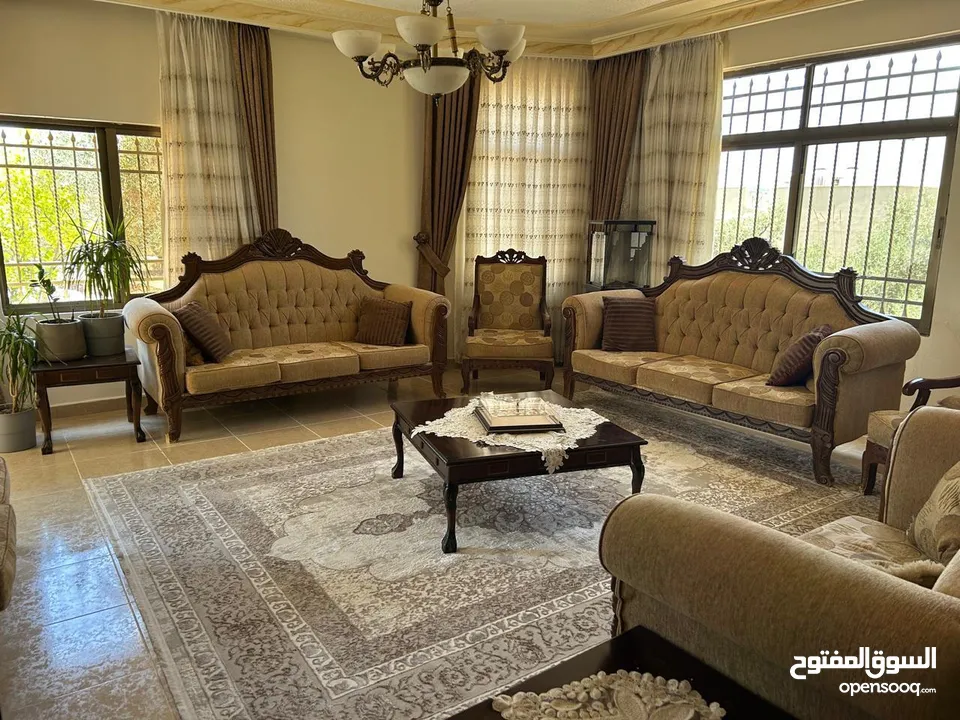 طقم كنب 12 مقعد مستعمل بحالة جيدة جداً