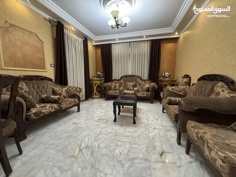 كنب ( 9 مقاعد )خشب زان بحالة جيده بسعر حرق