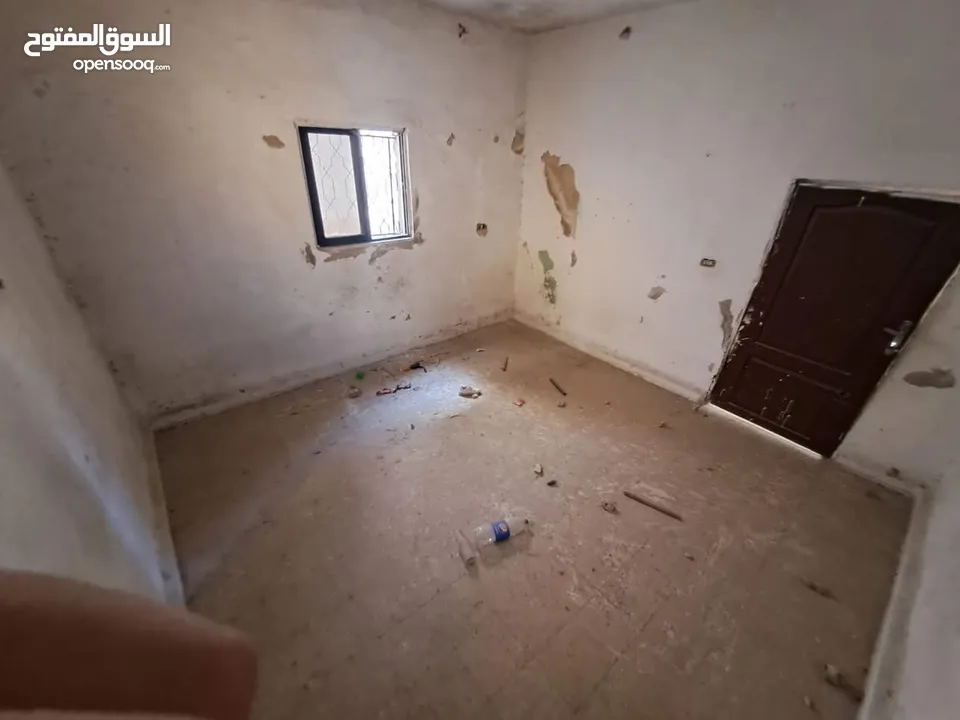 ارض ومنزل للبيع في ماركا نمره ثنين عن الشارع والسوق وفي دخله ع الارض من الخلف