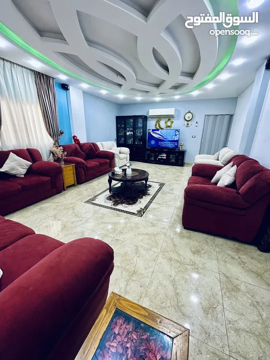 طقم كنب دب11 مقعد بحالة ممتازه