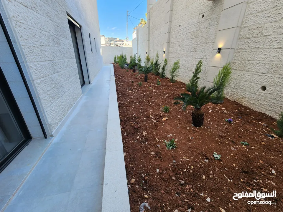 شقة طابقية فاخرة للبيع في عبدون  ref : 14383
