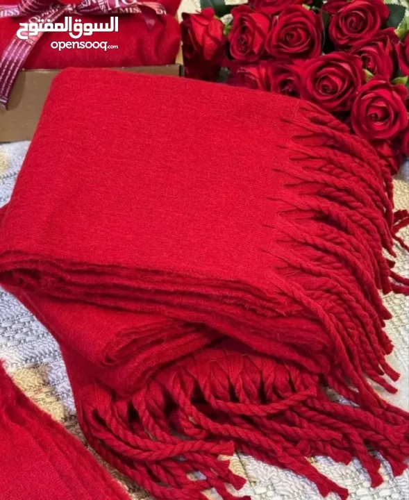 سكارف احمر مثالي لايام الشتاء